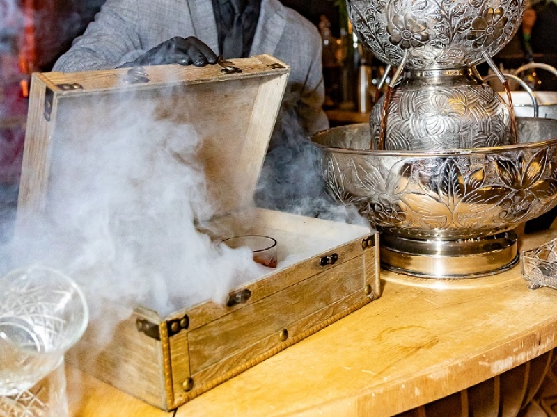 Defumação de Coquetéis: A Técnica que Transforma Seu Drink em uma Experiência Inesquecível